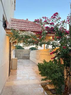 Luxurious fully equipped independent apartment - Al Mafraq - 7