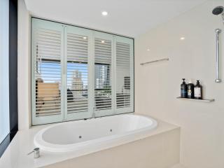 Circle on Cavill, Pool, Spa, Gym - Steps to Beach - Gold Coast - 4