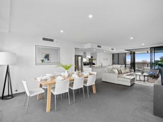 Circle on Cavill, Pool, Spa, Gym - Steps to Beach - Gold Coast - 0