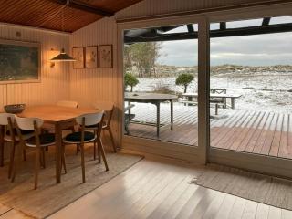 Charming Coastal Retreat With Sea View - Højby - 5