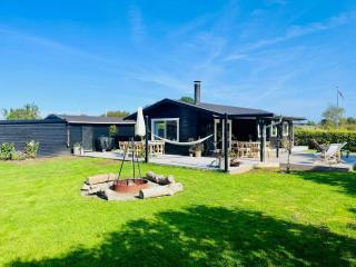 Bjælkehus Ved Flovt Strand Med Sjæl Og Charme - 0