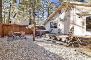 Serene Splendor Retreat in Big Bear Ultra-Modern Chalet w/ Hot Tub - Big Bear City - 2