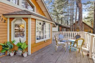 Serene Splendor Retreat in Big Bear Ultra-Modern Chalet w/ Hot Tub - Big Bear City - 3