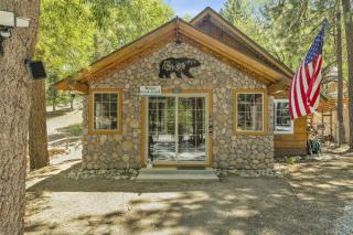 Lily's Bear Cabin -Adorable Downtown Retreat Cottage - 7