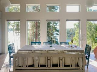 Modern Glass House With A View Over Lake Lejondal - Bro - 0