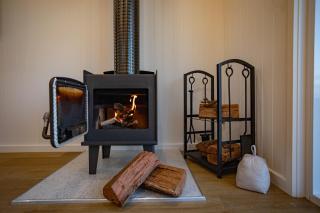 Banjos Cabin Gippsland - Luxury Eco Stay - King Bed, Pond Valley Views, Fireplace - - 2