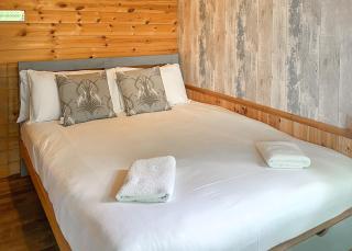 Fairwood Lakes Holiday Park - Westbury - 5
