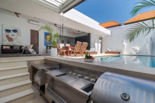 Stylish 3br Villa With Swim-up Bar In Seminyak - 1