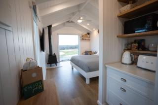 Banjos Cabin Gippsland - Luxury Eco Stay - King Bed, Pond Valley Views, Fireplace - - 7