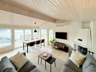Cabin By Lake Tyrifjorden With Water Views - Hundstad - 0