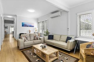 Ondina Cottage - Serene Waterfront Haven with Jetty - Gosford - 5