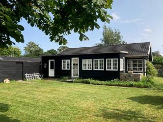 Family-Friendly Summer House Near The Beach - 1