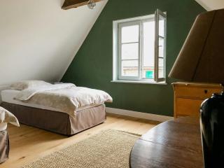 Secluded Holiday Home With Garden - - 2