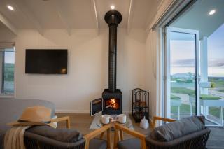 Banjos Cabin Gippsland - Luxury Eco Stay - King Bed, Pond Valley Views, Fireplace - - 6