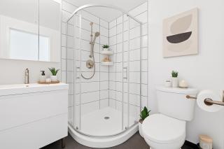 Contemporary 2 Bedroom Apartment with Open Living Space - Vancouver - 2