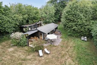Experience The Simple Life In A Retro Wooden House - Højby - 0
