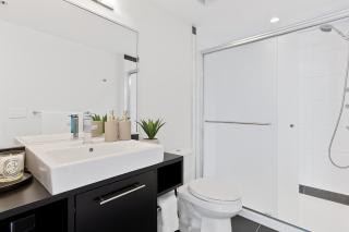 Contemporary 2 Bedroom Apartment with Open Living Space - Vancouver - 1