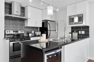 Contemporary 2 Bedroom Apartment with Open Living Space - Vancouver - 3