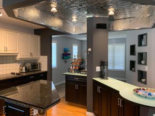 The Games House Retreat - 3 Bedrooms 3 Baths Sleeps 8, Free Parking - Calgary - 4