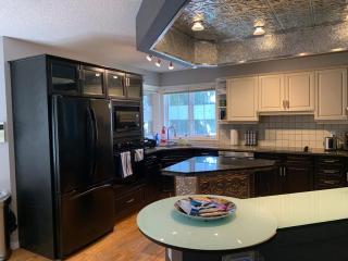 The Games House Retreat - 3 Bedrooms 3 Baths Sleeps 8, Free Parking - Calgary - 5
