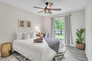 Coastal Pool Retreat Near Beach Downtown & Fun - 6