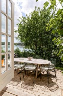 Stay In Fisher's House In Forest By Lake - 1