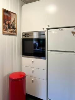 Retro Charm In Red Home In Lovely Surroundings - 4