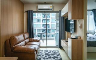 Soft bed,2TVs,many resto shops - 4