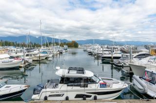 Bright and Modern 2BR Retreat in Prestigious Coal Harbour - Vancouver - 5
