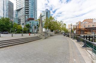 Bright and Modern 2BR Retreat in Prestigious Coal Harbour - Vancouver - 4