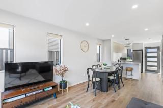 Relaxing 4BR Townhouse in Family-Friendly Area - Auckland - 3