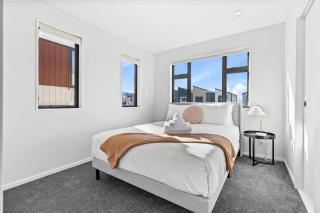 4BR Townhouse Perfect for Families I Zodiak Stay - 1