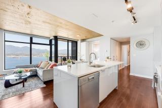 Bright and Airy 2BR with Incredible Mountain Vista - Vancouver - 6