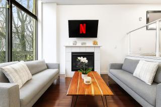 Contemporary 2BR Townhouse Private Entrance, Central Location - Vancouver - 0