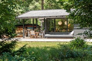 60S Log House With Woodland Cabin Vibe - 0