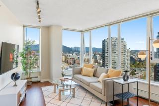 Scenic 2BR City Escape Floor-to-Ceiling Mountain Views - Vancouver - 0