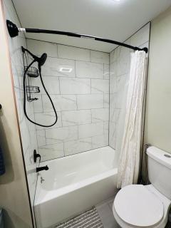 The Trenton Two 2BR Peaceful Oasis with Patio - Trenton - 9