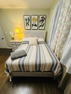 The Trenton Two 2BR Peaceful Oasis with Patio - Trenton - 5