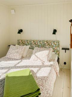 New Timber Holiday Home With Bay Views - Kungshamn - 8