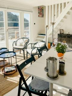 New Timber Holiday Home With Bay Views - Kungshamn - 5