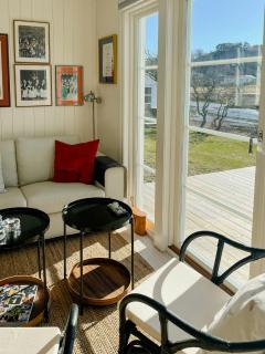New Timber Holiday Home With Bay Views - Kungshamn - 4