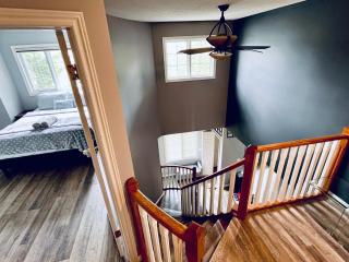 The Games House Retreat - 3 Bedrooms 3 Baths Sleeps 8, Free Parking - Calgary - 0