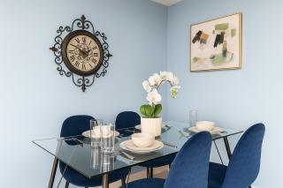 Cozy and Chic 2BR Home with Incredible Light and Views - Vancouver - 2