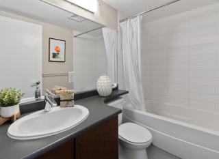 Cozy and Chic 2BR Home with Incredible Light and Views - Vancouver - 1
