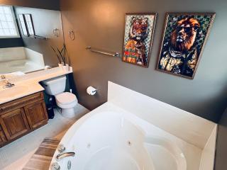 The Games House Retreat - 3 Bedrooms 3 Baths Sleeps 8, Free Parking - Calgary - 6