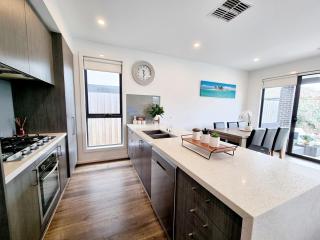 St Germain Estate 4 bedrooms Clyde North home - Clyde North - 8