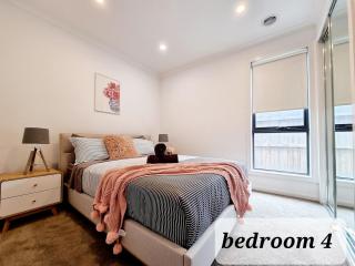 St Germain Estate 4 bedrooms Clyde North home - Clyde North - 5
