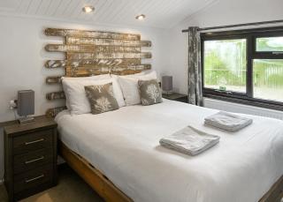 Fairwood Lakes Holiday Park - Westbury - 1