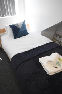 Five Bedroom House by Brookland Stays Serviced Accommodation Short Lets Coventry with Free WiFi - 8