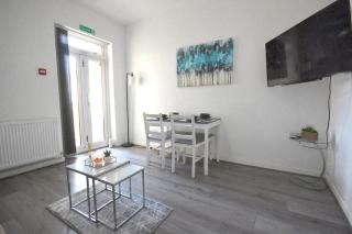 Five Bed House by Brookland Stays Serviced Accommodation Short Lets Coventry with Free WiFi - 1